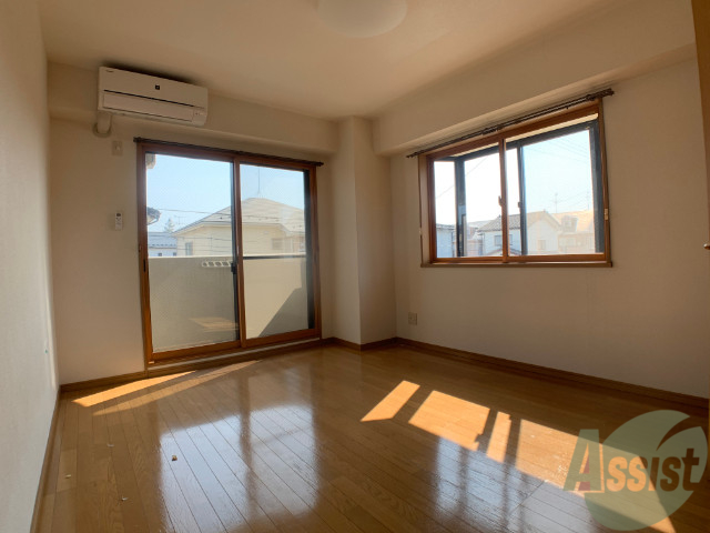 居室・リビング　リビングは南西向きの角部屋、出窓もあって陽当たり良好です