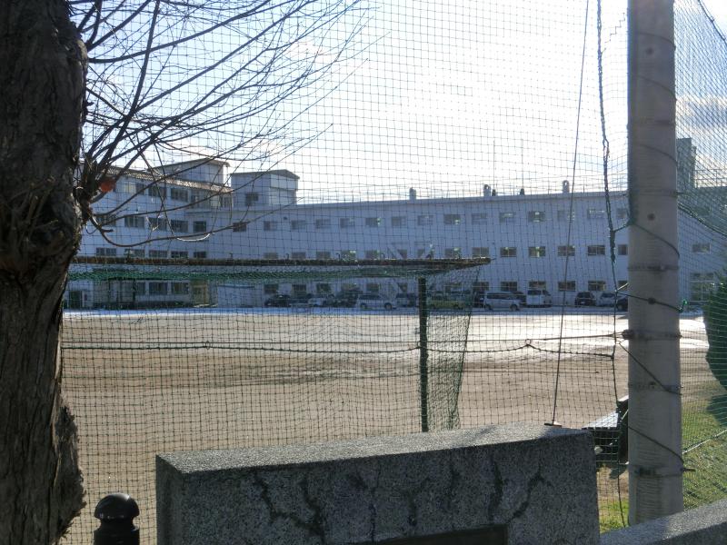 中学校　八戸市立第一中学校（中学校）まで2350m