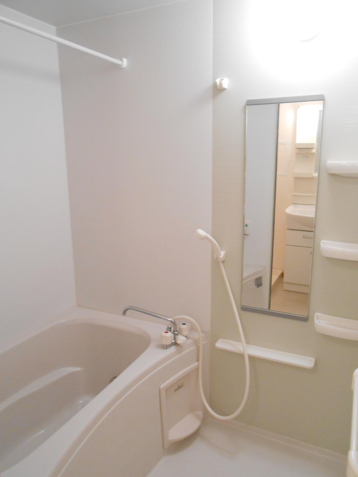 バス・シャワールーム　追焚き＆浴室乾燥機付きバス。