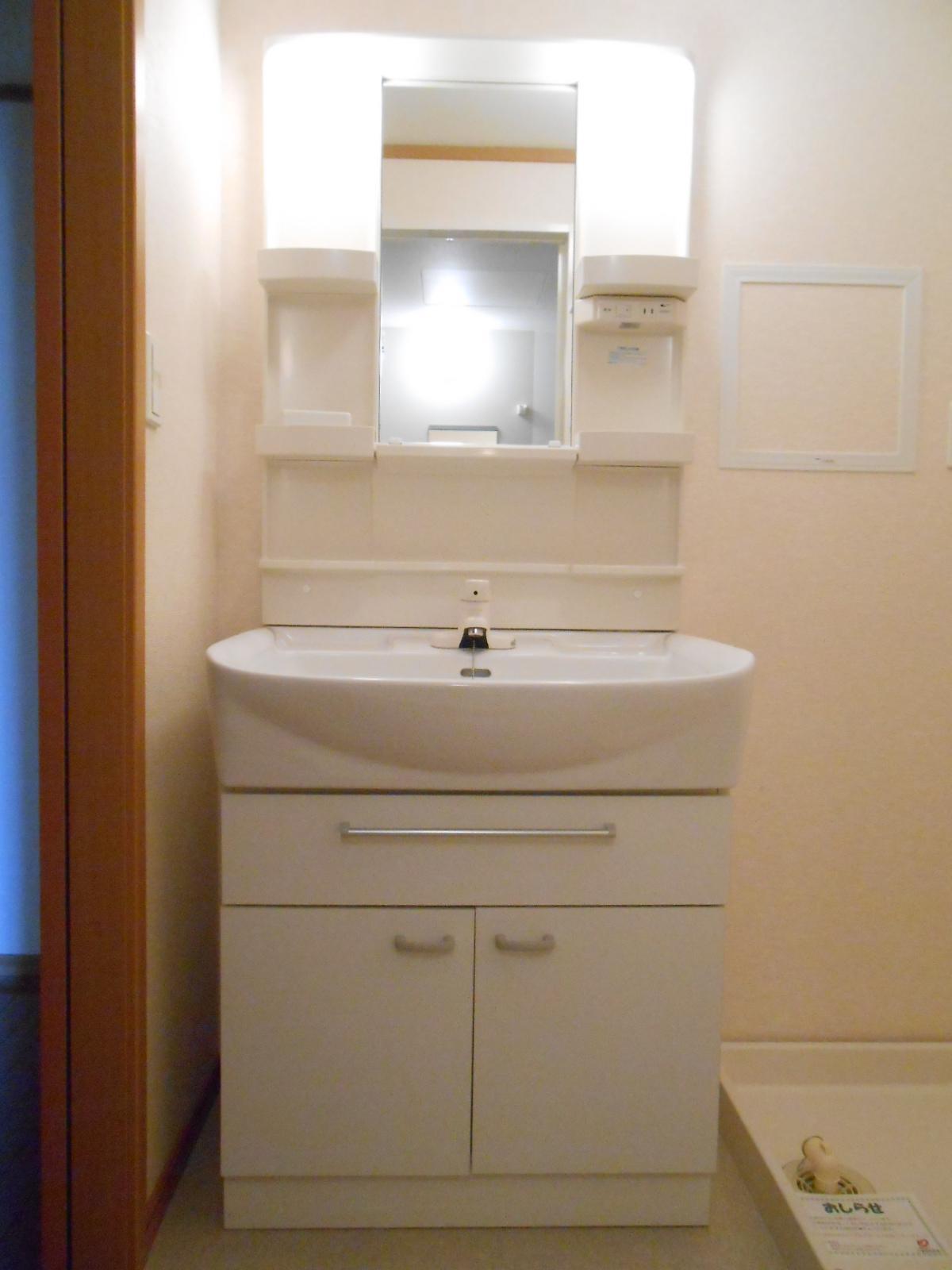 洗面設備　お掃除もラクな大型洗面ボールです。