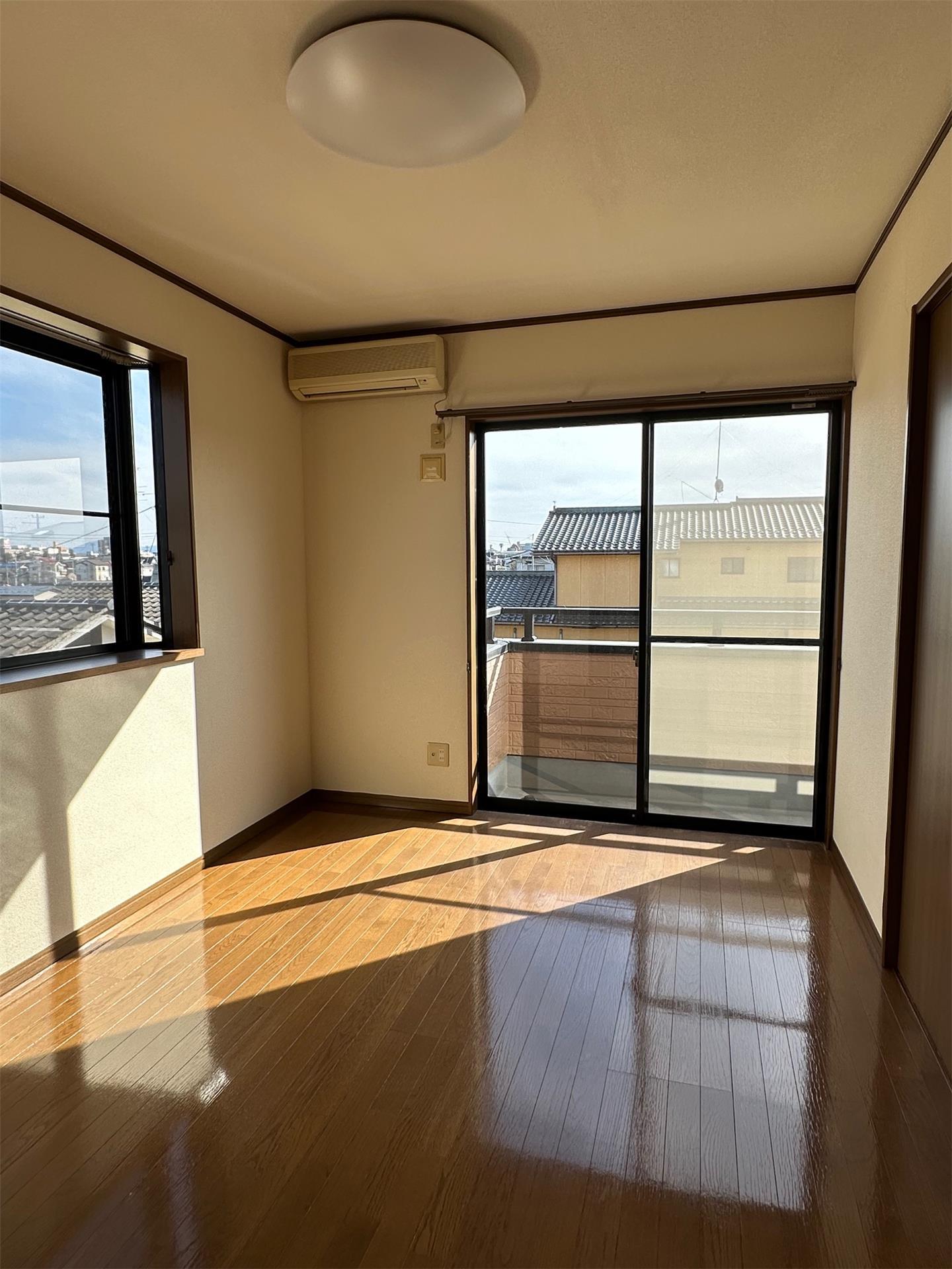 居室・リビング　南東洋室　エアコン新品交換予定