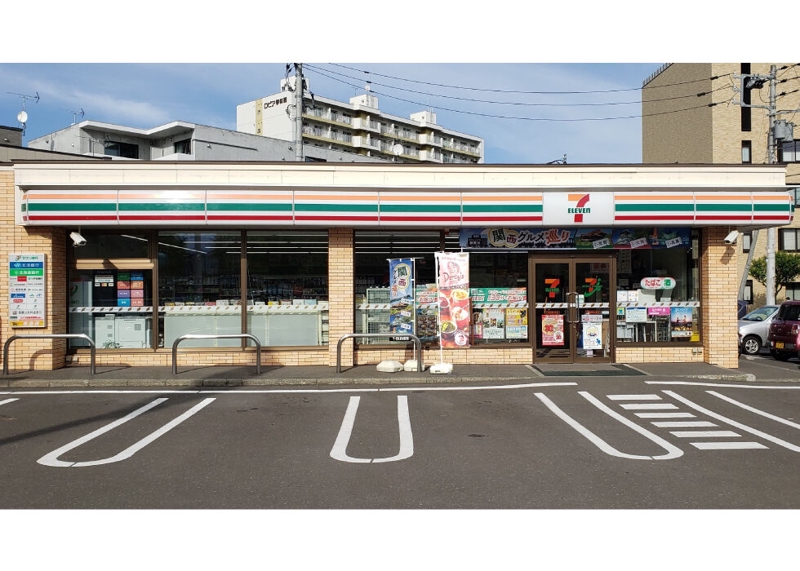 コンビニ　セブン-イレブン 札幌八軒１条東１丁目店（コンビニ）まで335m