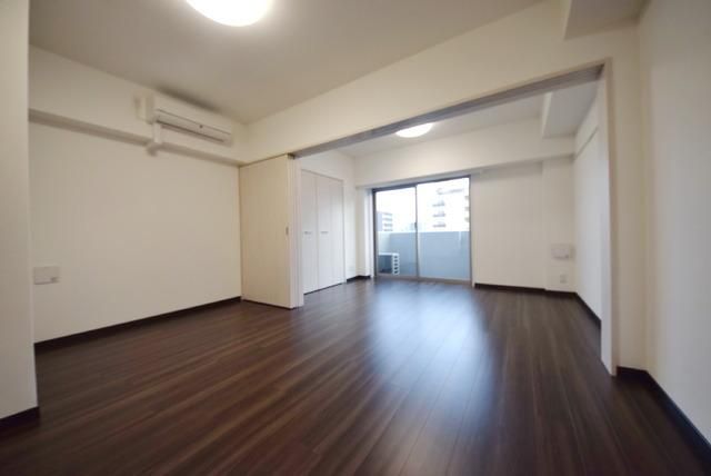 居室・リビング　スライドドアの洋室