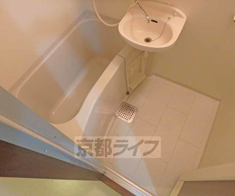 バス・シャワールーム　バス・トイレ別でゆったり入浴できます。