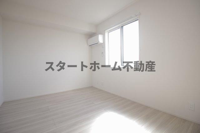 その他部屋・スペース　落ち着いた色調の寝室です