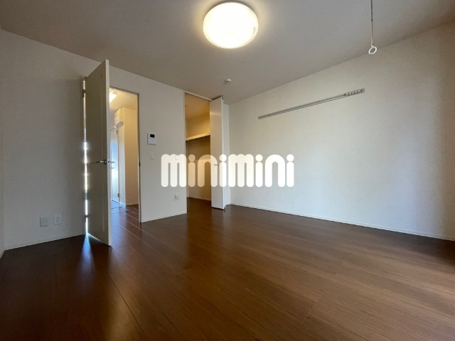 その他　室内洗濯ポール掛け完備の洋室スペースです