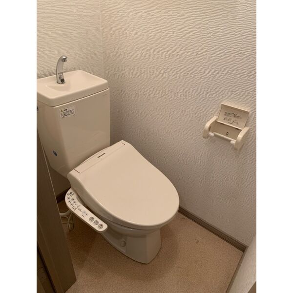 トイレ　落ち着いた色調のトイレです
