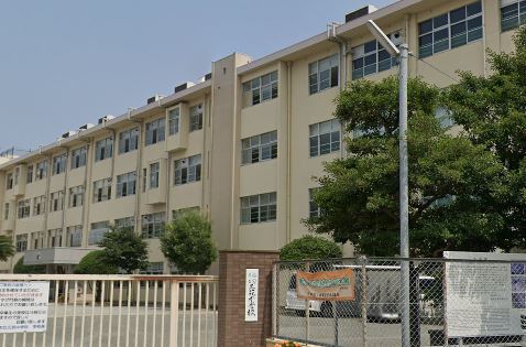 中学校　福岡市立中学校三筑中学校（中学校）まで412m