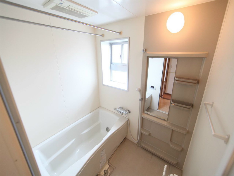 バス・シャワールーム　追い焚き付　浴室暖房乾燥機付バスルーム　窓付