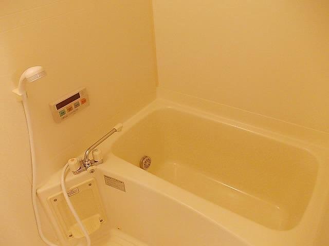 バス・シャワールーム　コンパクトで使いやすいお風呂です