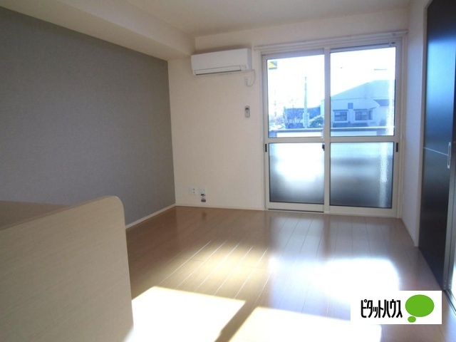 居室・リビング　別室写真です