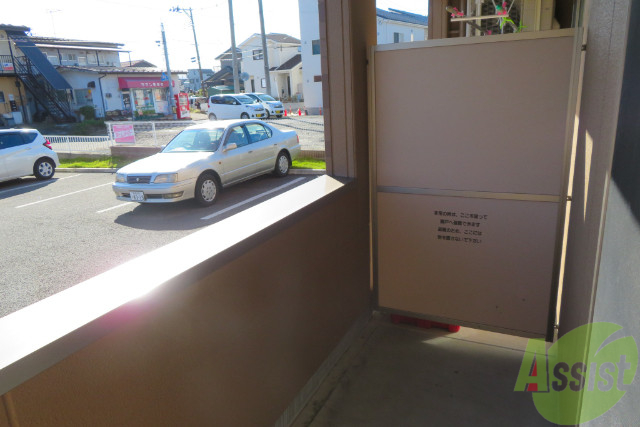 バルコニー　広さもあり、洗濯物もすぐに乾きそうな感じ