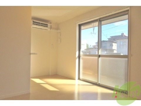 居室・リビング　広々として、陽当たりもいいお部屋です。