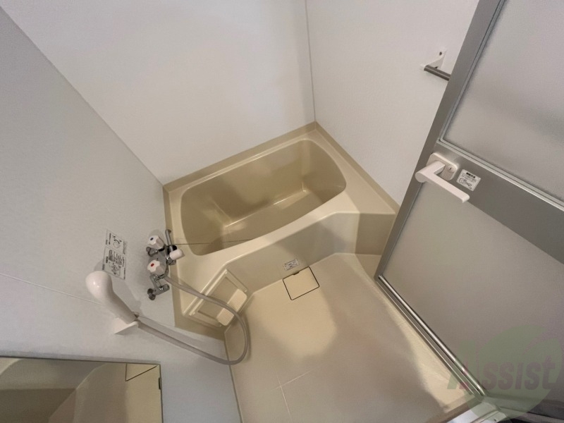 バス・シャワールーム　バスルームは狭すぎず、シャワーも浴びやすそうです。
