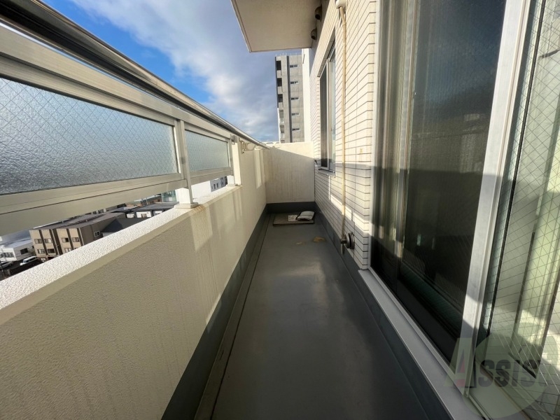 バルコニー　バルコニーは幅があり、広い印象を受けました。