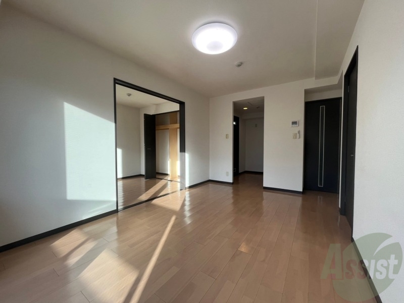 居室・リビング　白さが清潔感を出してくれます。お部屋も明るいですね。