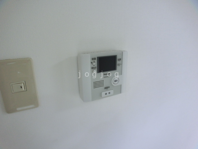 セキュリティ　来訪者の顔を確認できるテレビインターホン付きです。