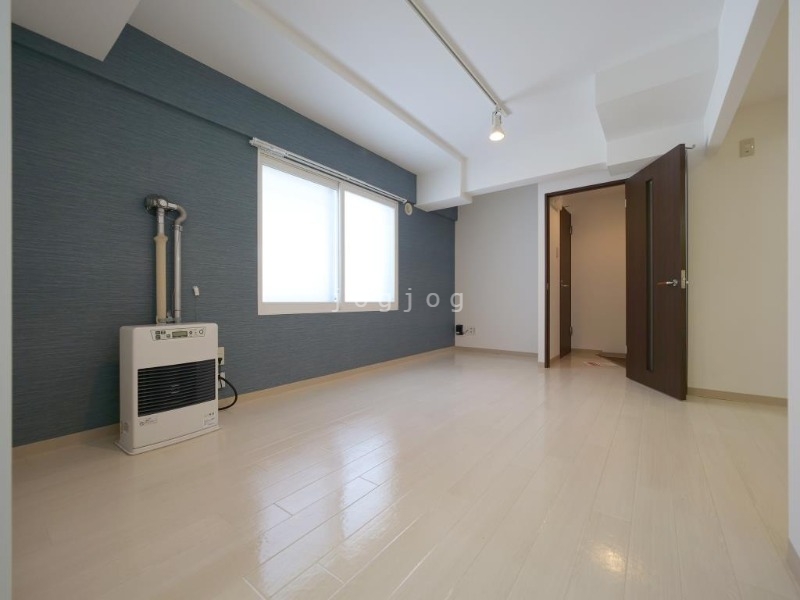 居室・リビング　白い床材を使用しており明るい印象です。