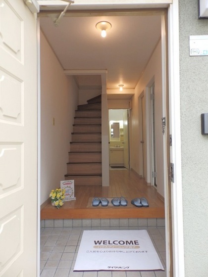 玄関　※別部屋の写真です。