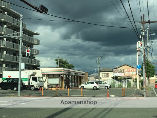 コンビニ　セブンイレブン（コンビニ）まで239m