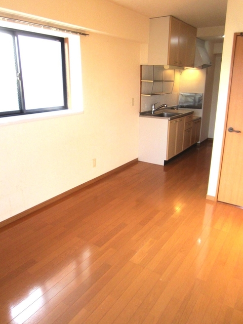 居室・リビング　２０６　リビングからキッチン