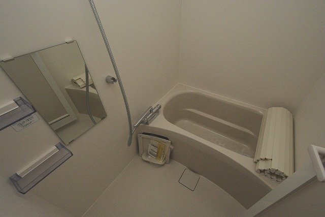 バス・シャワールーム　シンプルで機能的な浴室です☆