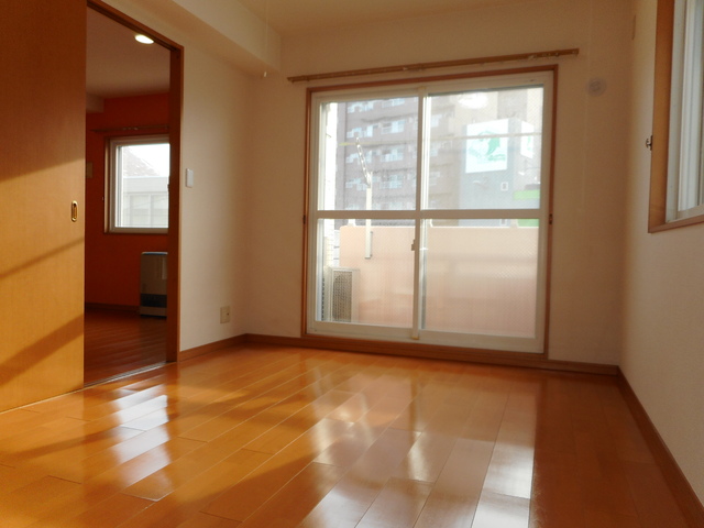 その他部屋・スペース　二面採光の洋室６帖