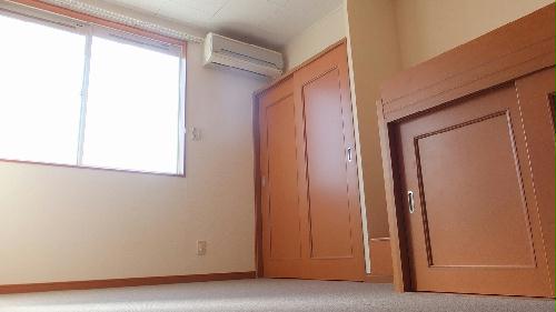 居室・リビング　2Fの床面は、カーペット敷きです。