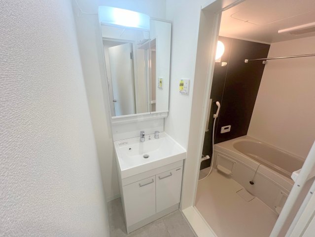 洗面設備　身支度が出来る独立洗面台です。