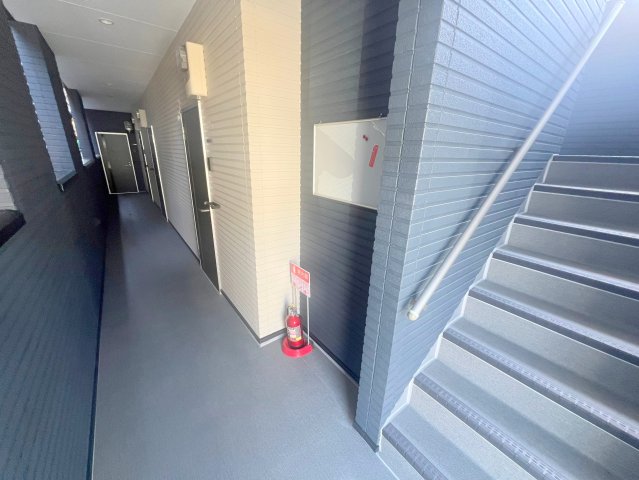 ロビー　奥行きのあるロビーは綺麗に片づけられています。