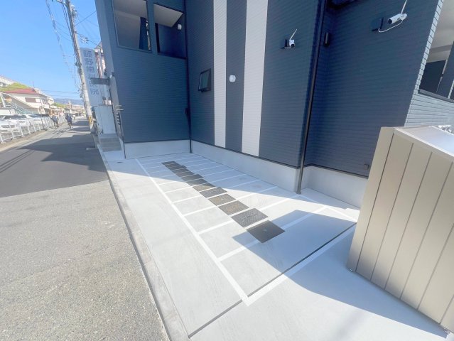 駐車場　敷地内には入居者専用の駐輪スペースもあります。