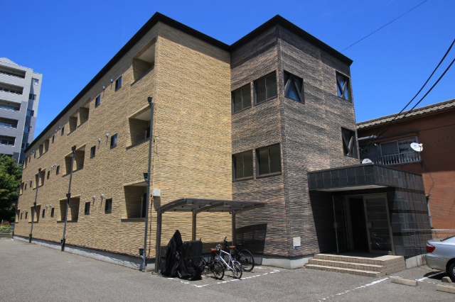 建物外観　３階建て
