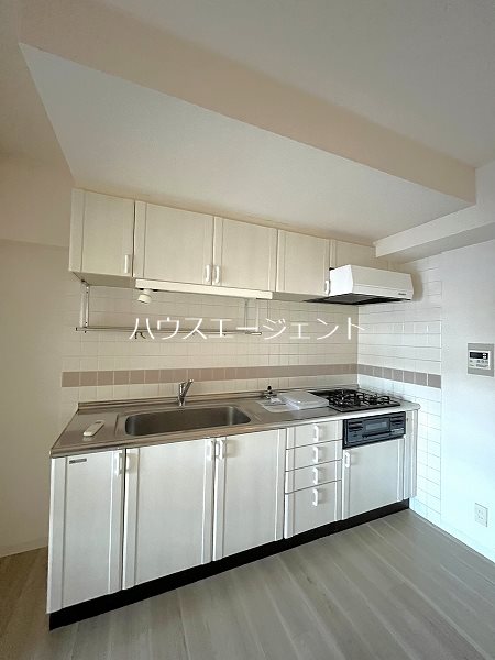 キッチン　３口システムキッチンのグリル付です※参考画像