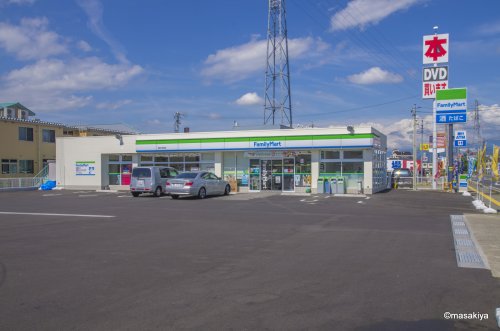 コンビニ　ファミリーマート 長野大豆島店（コンビニ）まで724m