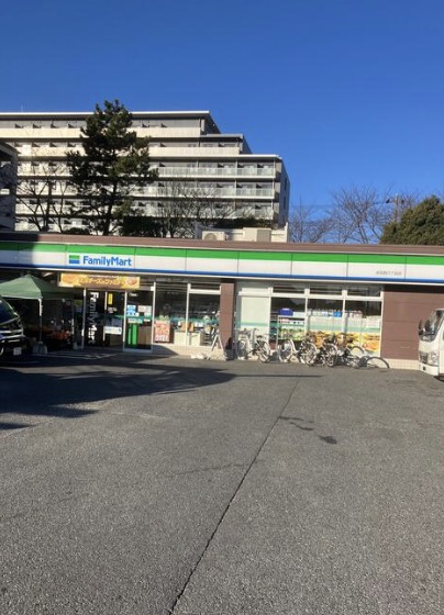 コンビニ　ファミリーマート赤羽西六丁目店（コンビニ）まで211m