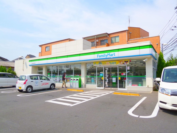 コンビニ　ファミリーマート（コンビニ）まで400m