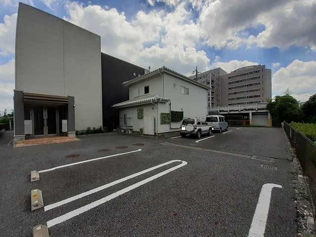 駐車場　駐車場があるので、車を買う予定の方も安心です