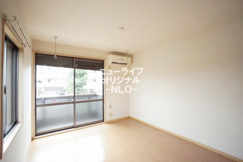 居室・リビング　角部屋につき2面採光で明るい居室☆