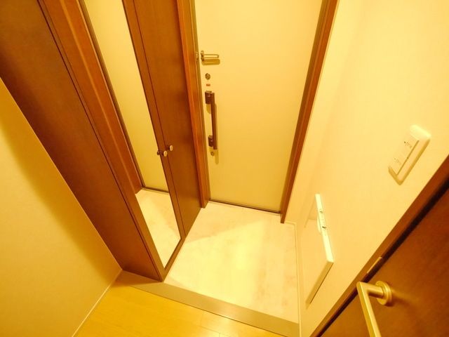 玄関　同物件別部屋写真