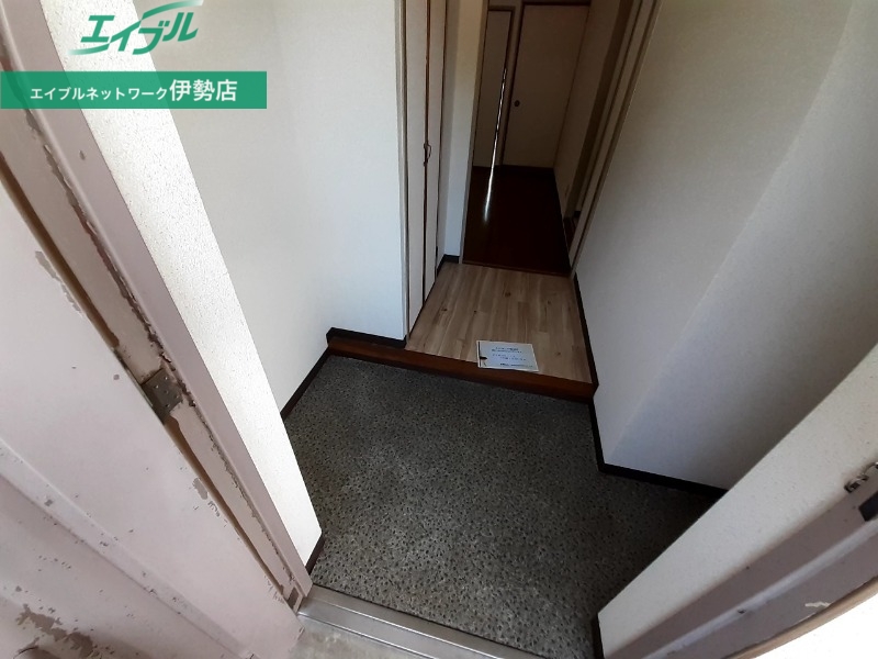 玄関　別部屋反転参考写真です
