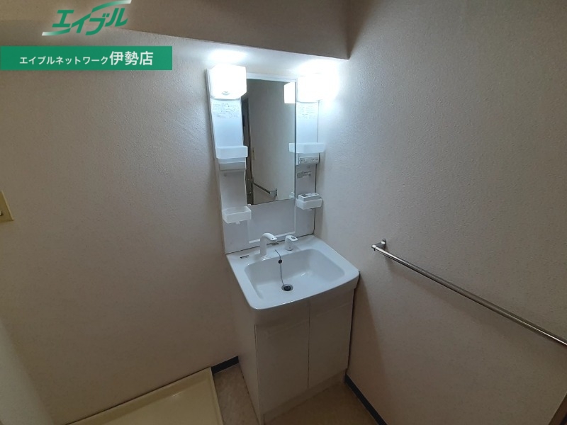 洗面設備　別部屋反転参考写真です