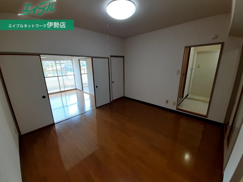 居室・リビング　別部屋反転参考写真です