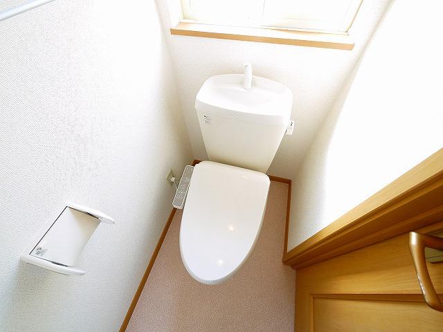 トイレ　窓があり、採光も良好です