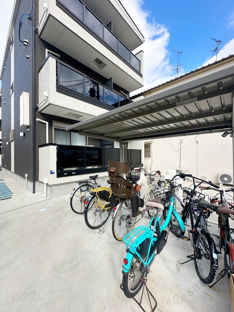 その他共有部分　屋根付き駐輪場。大事な自転車も雨でも安心♪