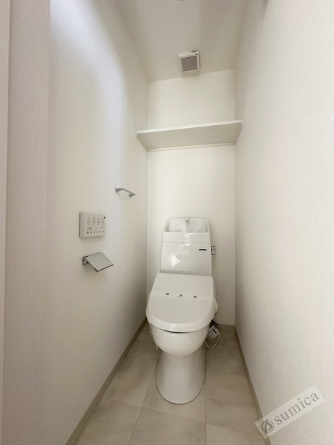 トイレ　人気アイテムの温水洗浄便座。清潔感のあるトイレです。