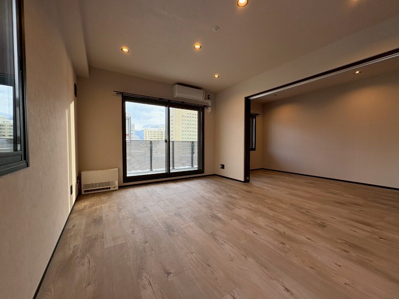 居室・リビング　日当たりが良くて心地よく過ごせそうなお部屋です。