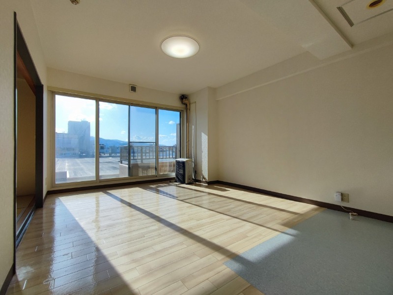 居室・リビング　広くてキレイなお部屋が広がっていて、充実した生活が送れそう。