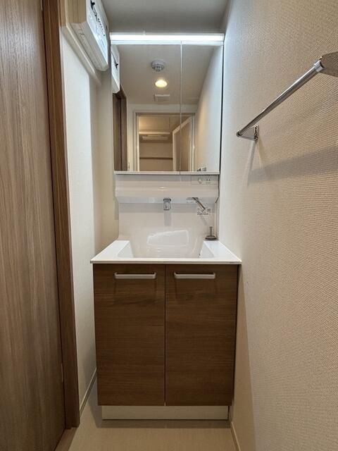 洗面設備　独立洗面台、朝の身支度には欠かせません