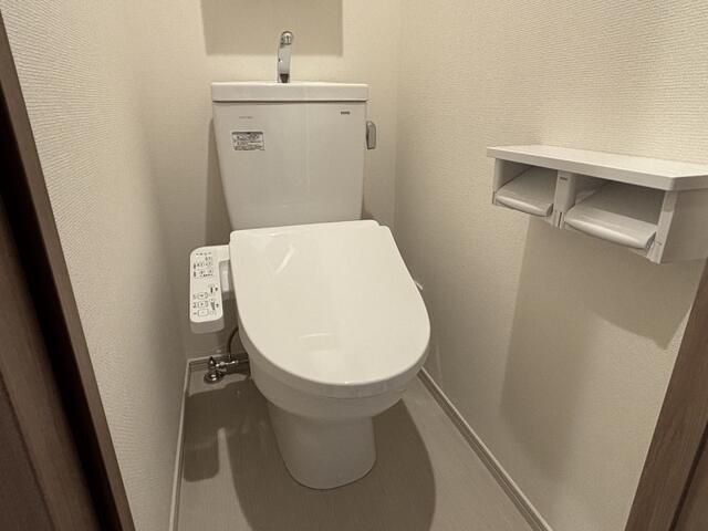 トイレ　落ち着いた色調のトイレです