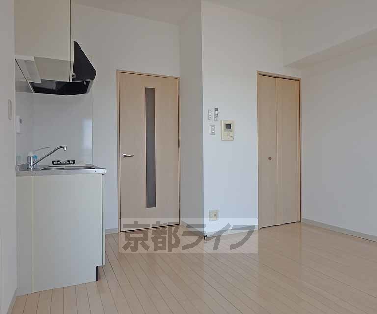 居室・リビング　北大路通りに面した物件の角部屋・南向きの明るいお部屋です。